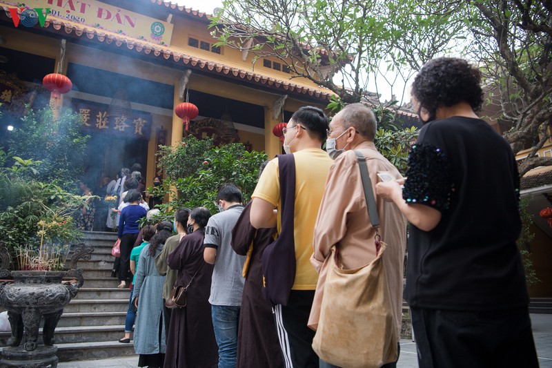 dong nguoi xep hang tam tuong phat trong ngay le phat dan o chua quan su hinh 4