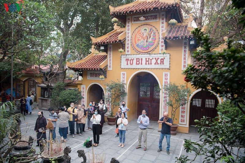 dong nguoi xep hang tam tuong phat trong ngay le phat dan o chua quan su hinh 5
