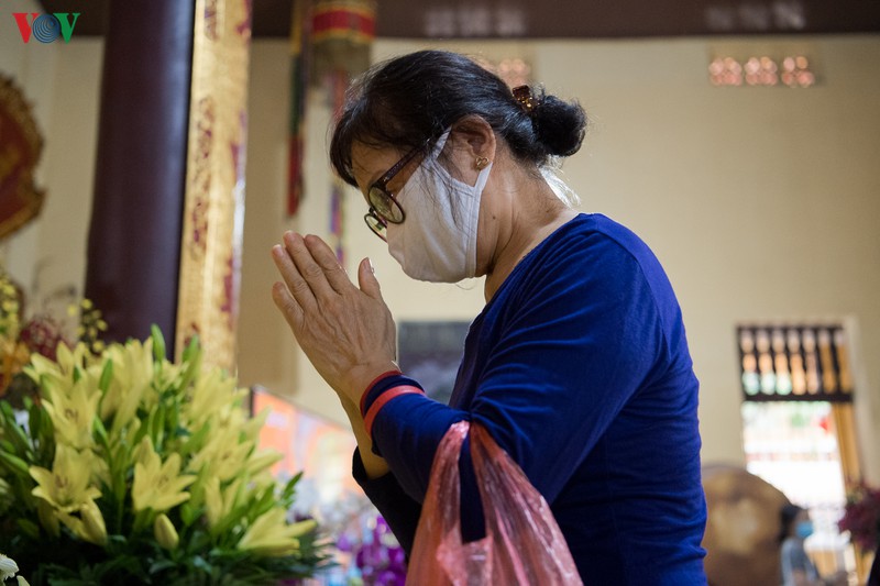 dong nguoi xep hang tam tuong phat trong ngay le phat dan o chua quan su hinh 11