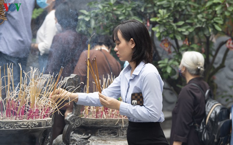 dong nguoi xep hang tam tuong phat trong ngay le phat dan o chua quan su hinh 14