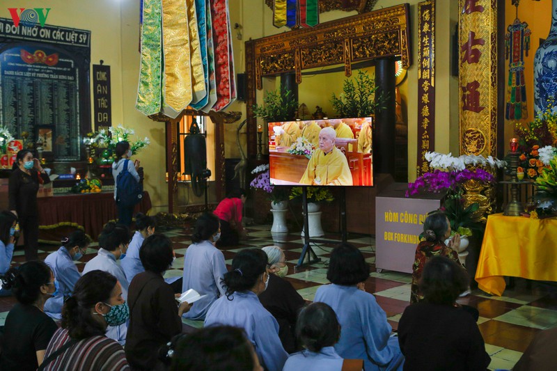 dong nguoi xep hang tam tuong phat trong ngay le phat dan o chua quan su hinh 3
