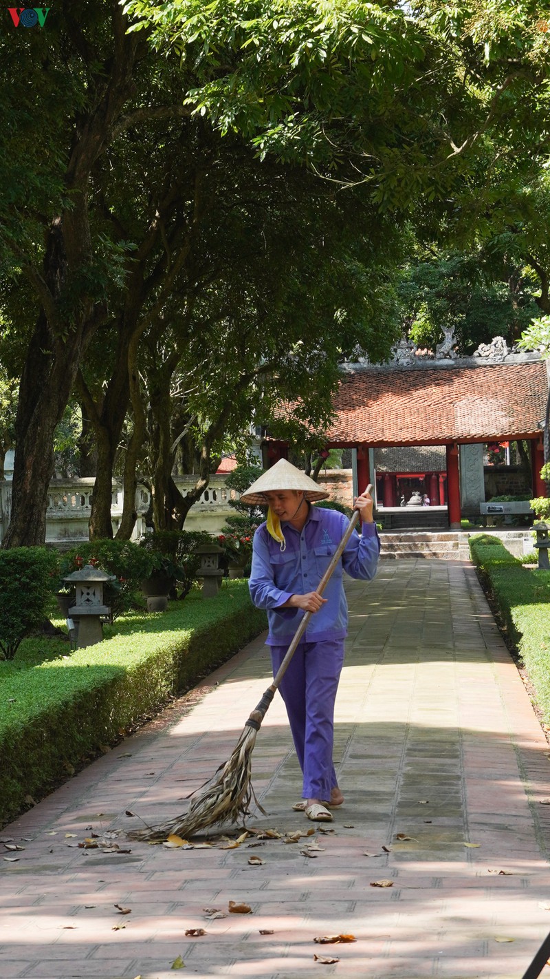 van mieu, den ngoc son vang khach ngay mo cua tro lai hinh 7