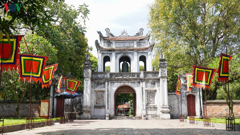 van mieu, den ngoc son vang khach ngay mo cua tro lai hinh 1