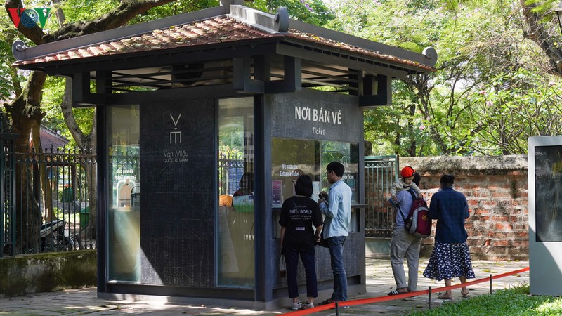 van mieu, den ngoc son vang khach ngay mo cua tro lai hinh 2