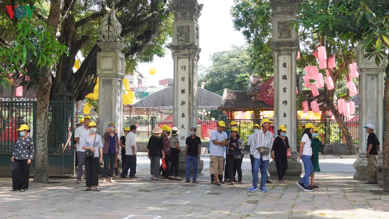 van mieu, den ngoc son vang khach ngay mo cua tro lai hinh 3
