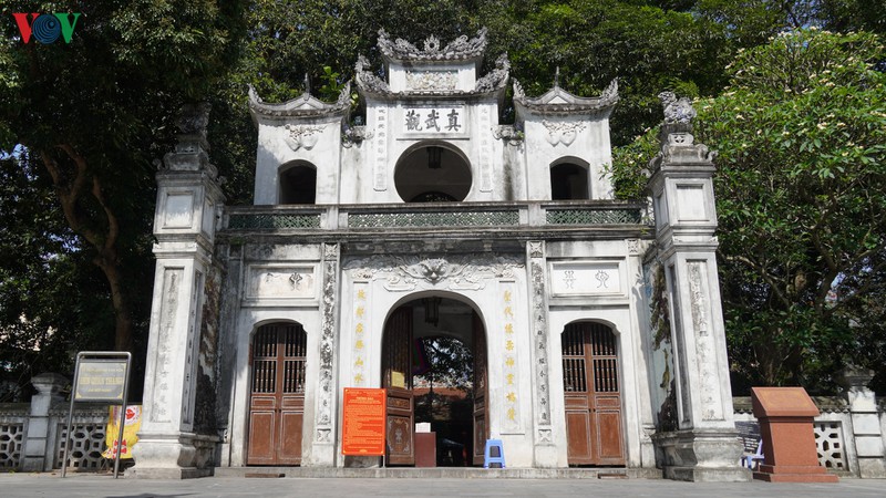 van mieu, den ngoc son vang khach ngay mo cua tro lai hinh 12