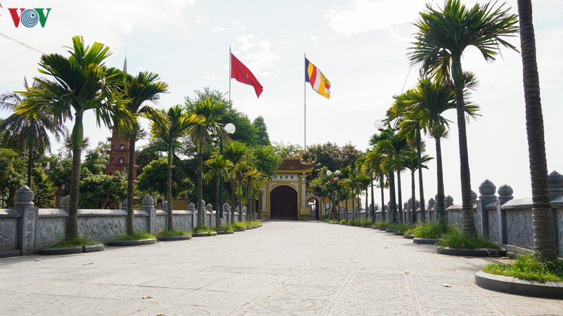 van mieu, den ngoc son vang khach ngay mo cua tro lai hinh 13