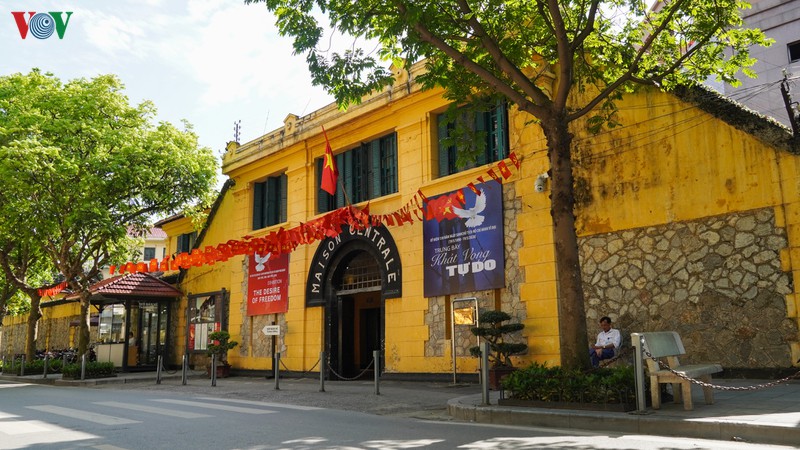 van mieu, den ngoc son vang khach ngay mo cua tro lai hinh 10