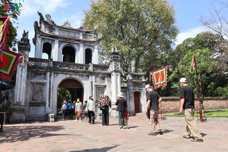 van mieu, den ngoc son vang khach ngay mo cua tro lai hinh 5