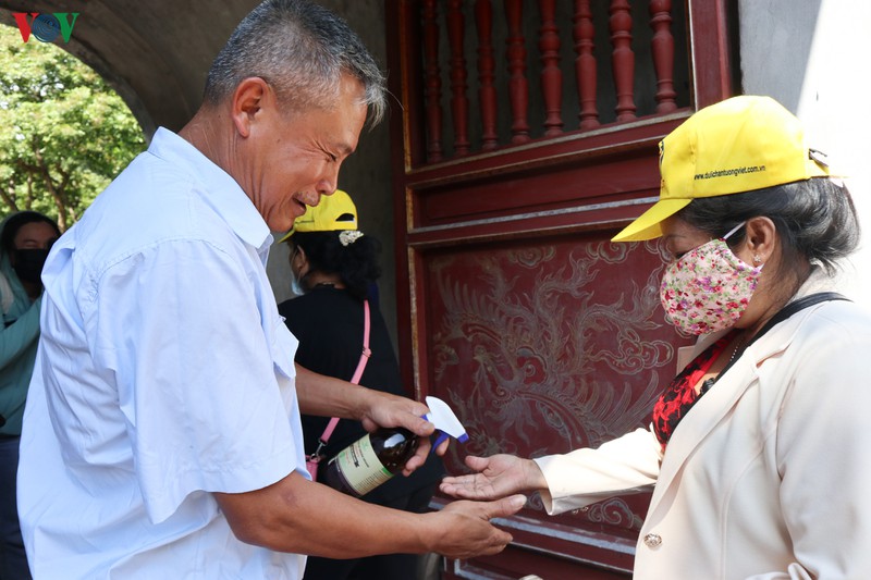 van mieu, den ngoc son vang khach ngay mo cua tro lai hinh 6