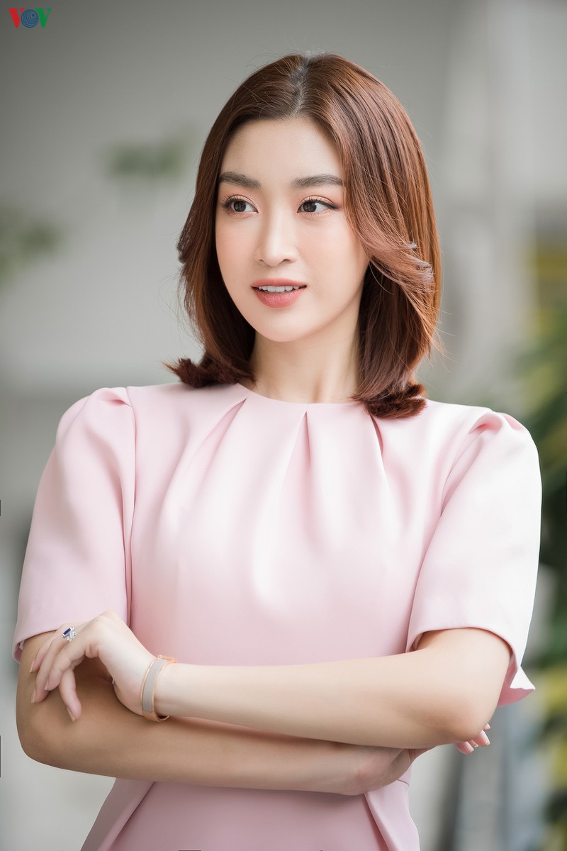 hoa hau do my linh ngot ngao voi dam hong pastel hinh 2