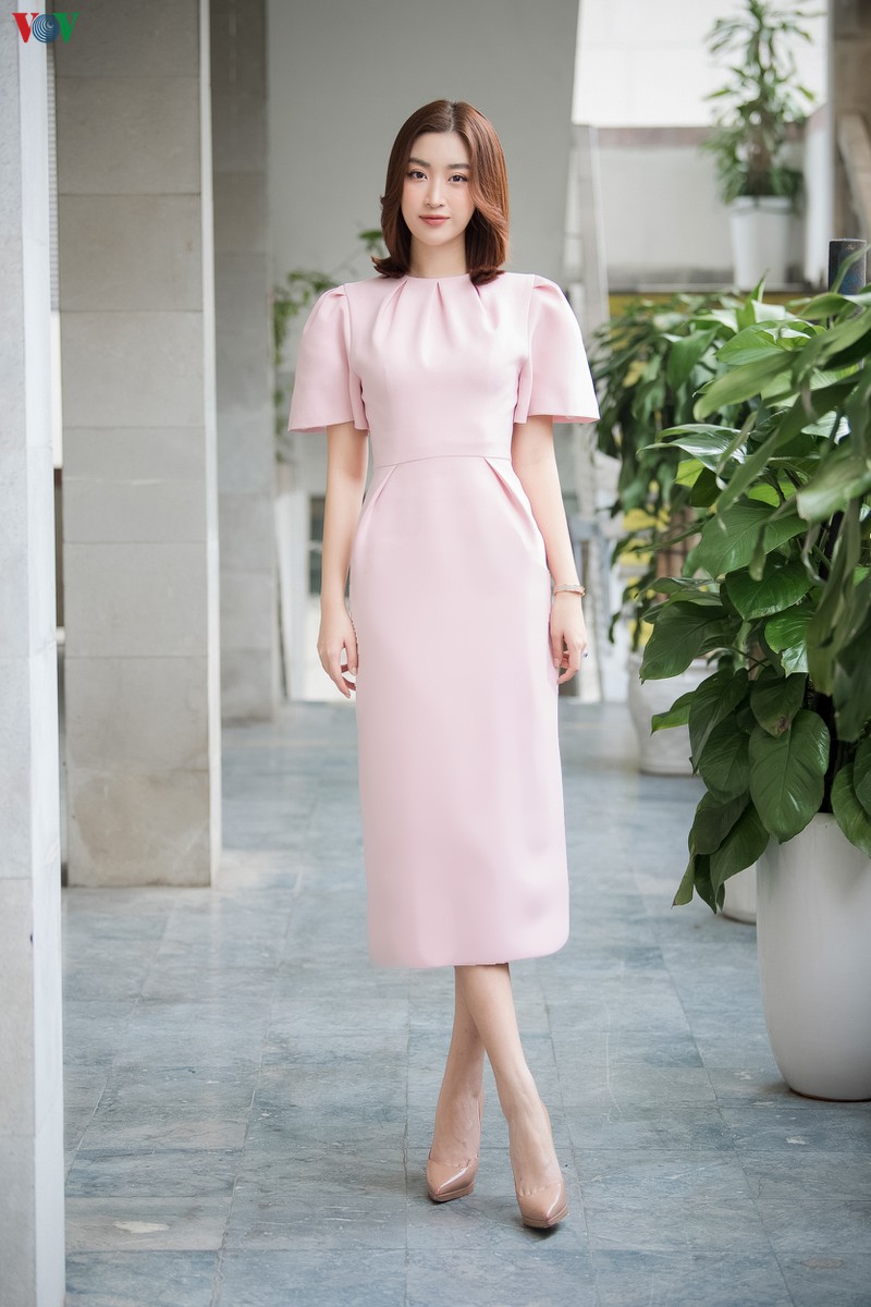 hoa hau do my linh ngot ngao voi dam hong pastel hinh 3