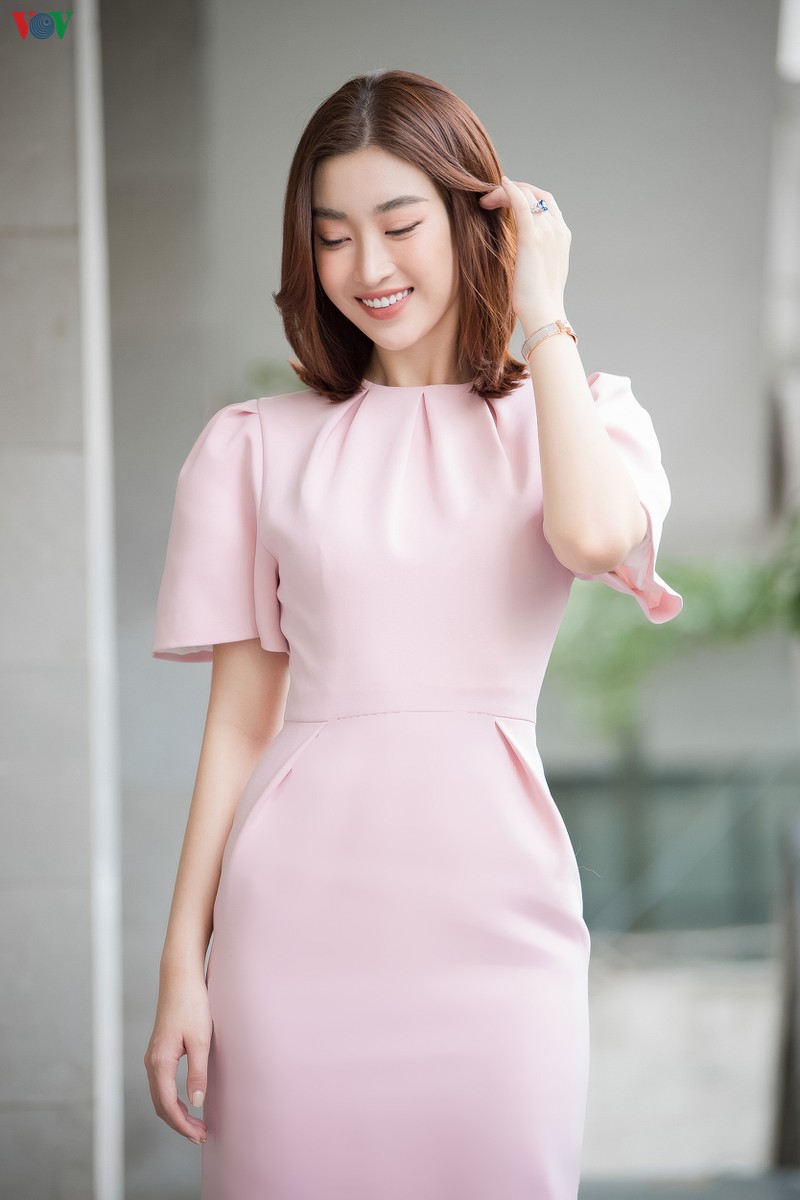 hoa hau do my linh ngot ngao voi dam hong pastel hinh 1