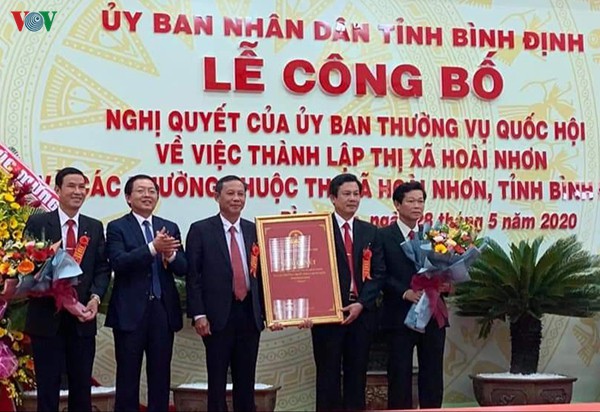 trao quyet dinh thanh lap thi xa hoai nhon va cac don vi truc thuoc hinh 2