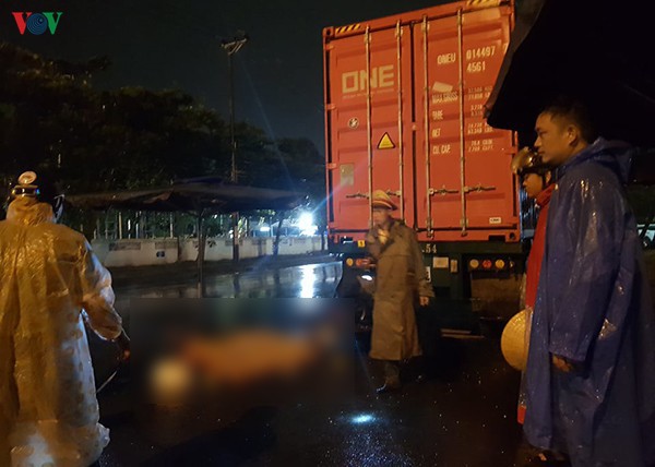 nguoi dan ong tu vong vi dam vao duoi xe container o da nang hinh 1
