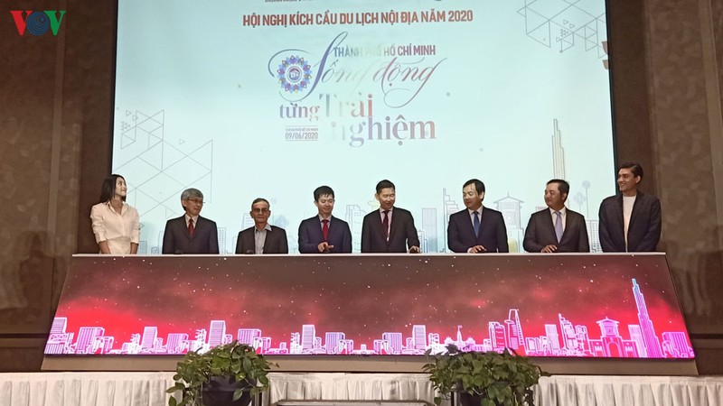 tp.hcm kich cau 280.000 ve tour du lich giam gia len den 70% hinh 1