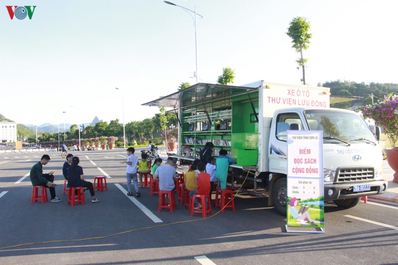 trien khai mo hinh "xe thu vien da phuong tien luu dong" tai son la hinh 1