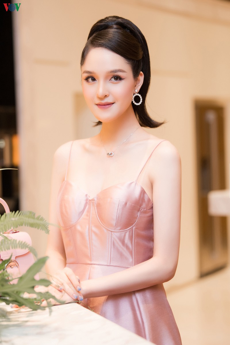 a hau hoang anh tai xuat goi cam voi set do hieu ‘khung’ hon 600 trieu hinh 5