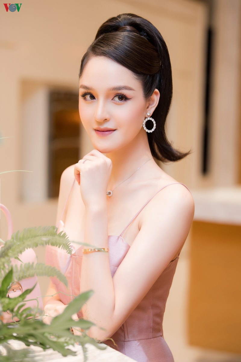 a hau hoang anh tai xuat goi cam voi set do hieu ‘khung’ hon 600 trieu hinh 6
