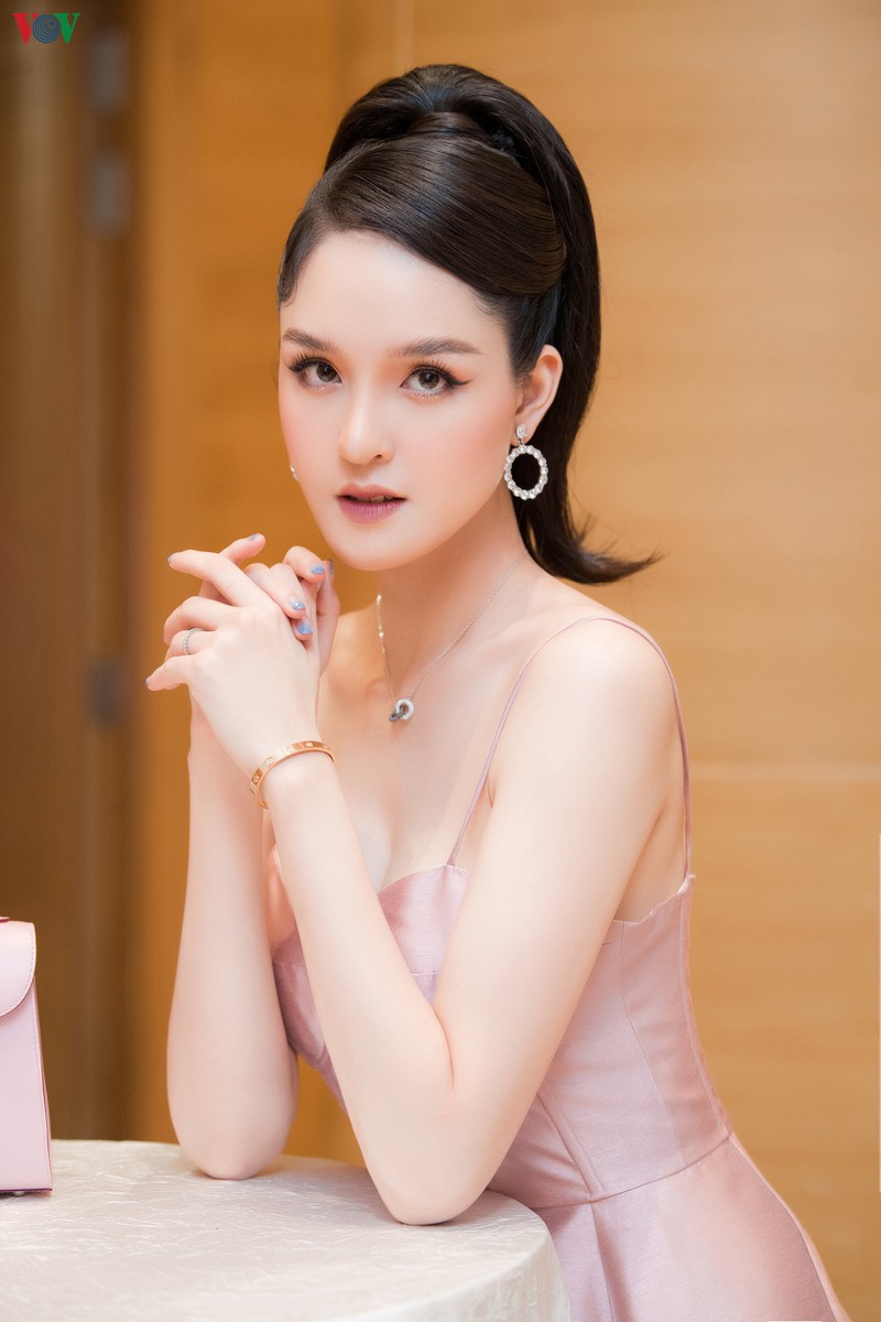 a hau hoang anh tai xuat goi cam voi set do hieu ‘khung’ hon 600 trieu hinh 7