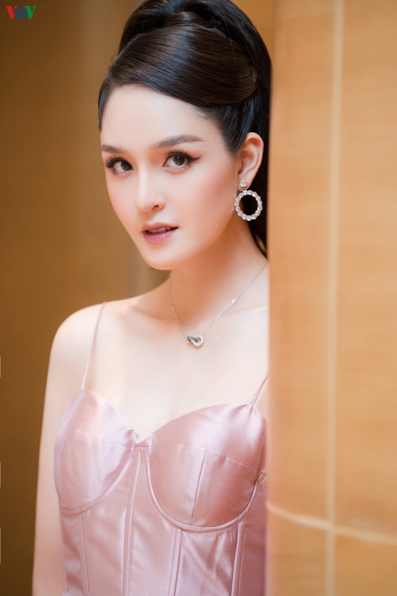 a hau hoang anh tai xuat goi cam voi set do hieu ‘khung’ hon 600 trieu hinh 8