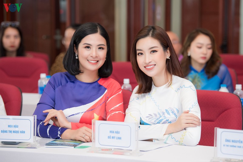 hoa hau ngoc han, do my linh do dang voi ao dai in hinh bien dao hinh 2