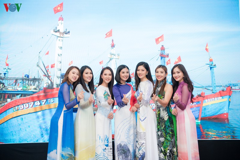 hoa hau ngoc han, do my linh do dang voi ao dai in hinh bien dao hinh 1