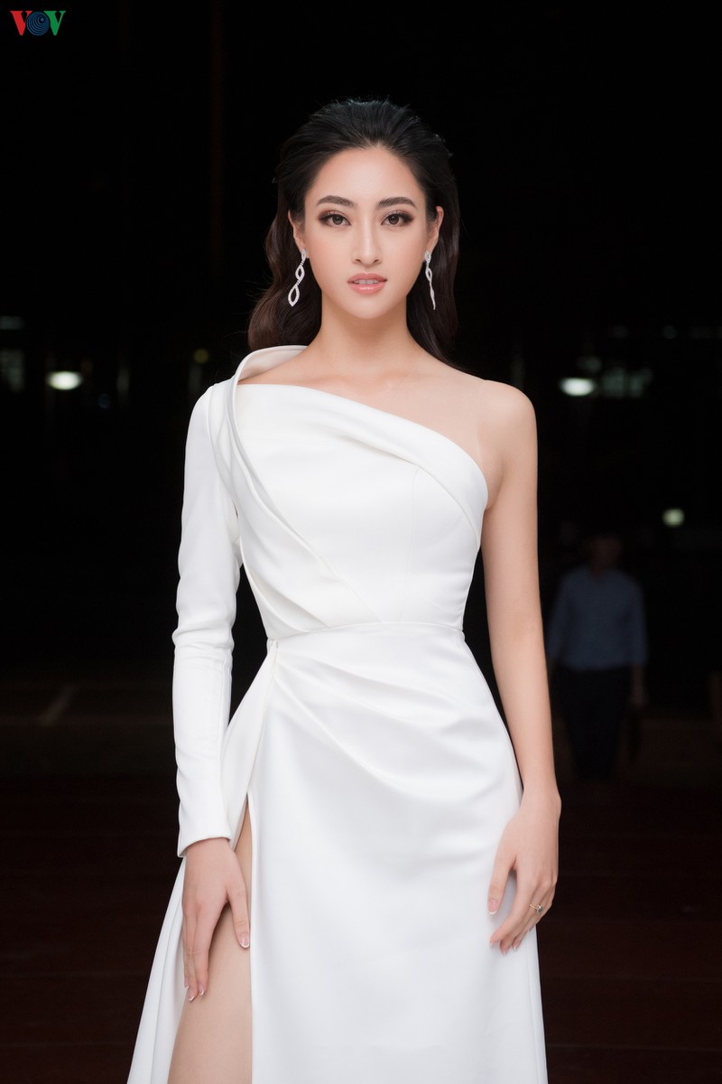 luong thuy linh dien vay xe cao, khoe chan dai thang khi lam giam khao hinh 1