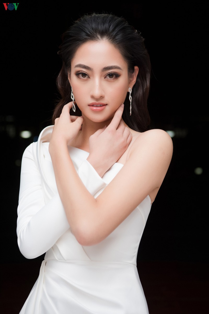 luong thuy linh dien vay xe cao, khoe chan dai thang khi lam giam khao hinh 5