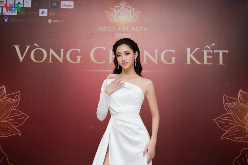 luong thuy linh dien vay xe cao, khoe chan dai thang khi lam giam khao hinh 6