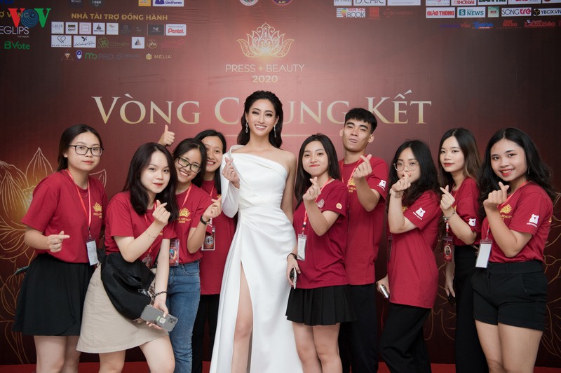 luong thuy linh dien vay xe cao, khoe chan dai thang khi lam giam khao hinh 13