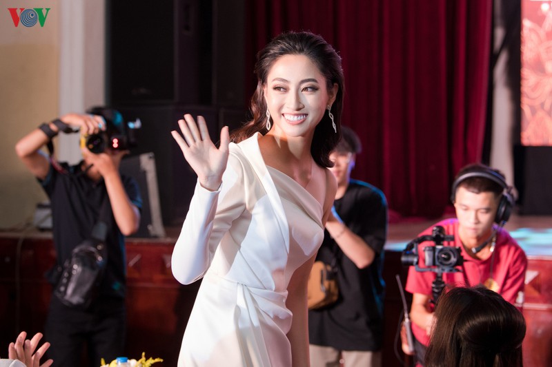 luong thuy linh dien vay xe cao, khoe chan dai thang khi lam giam khao hinh 8