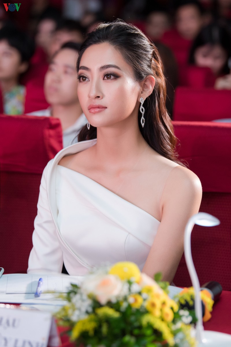 luong thuy linh dien vay xe cao, khoe chan dai thang khi lam giam khao hinh 10