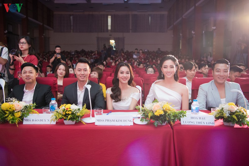 luong thuy linh dien vay xe cao, khoe chan dai thang khi lam giam khao hinh 9