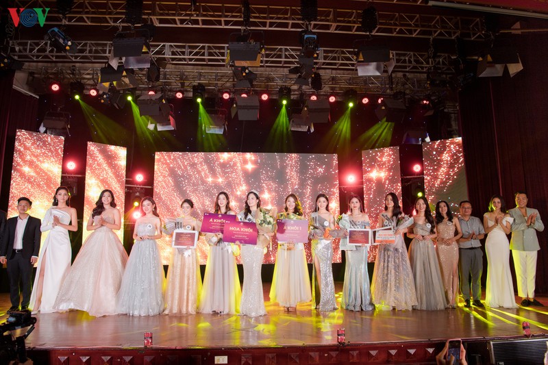 luong thuy linh dien vay xe cao, khoe chan dai thang khi lam giam khao hinh 12