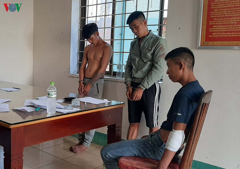 tam giu 3 doi tuong hanh hung canh sat giao thong tai kon tum hinh 1