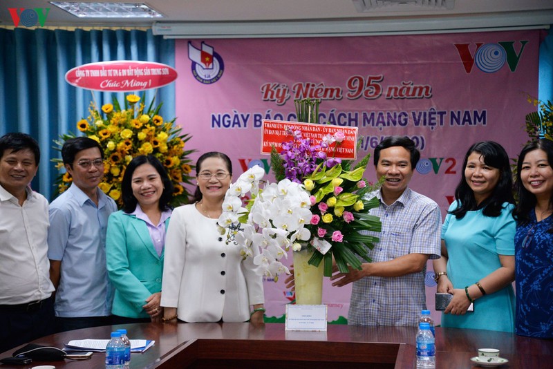 lanh dao tphcm tham va chuc mung cqtt dai tnvn tai tphcm nhan dip 21/6 hinh 1