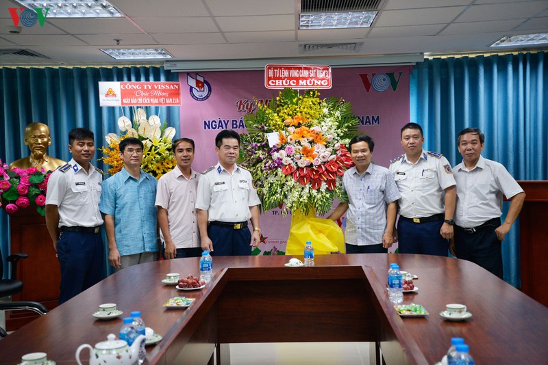 lanh dao tphcm tham va chuc mung cqtt dai tnvn tai tphcm nhan dip 21/6 hinh 2