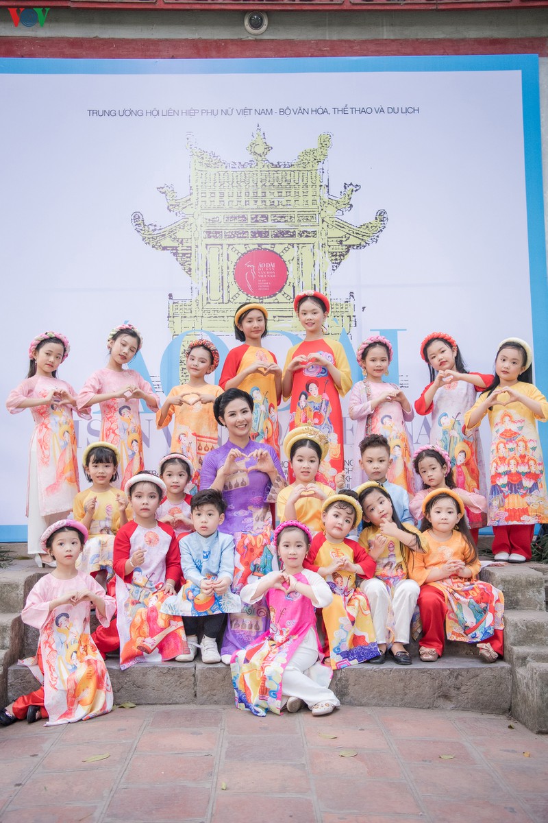 chong chua cuoi hiem hoi den ung ho ngoc han trinh dien ao dai hinh 1