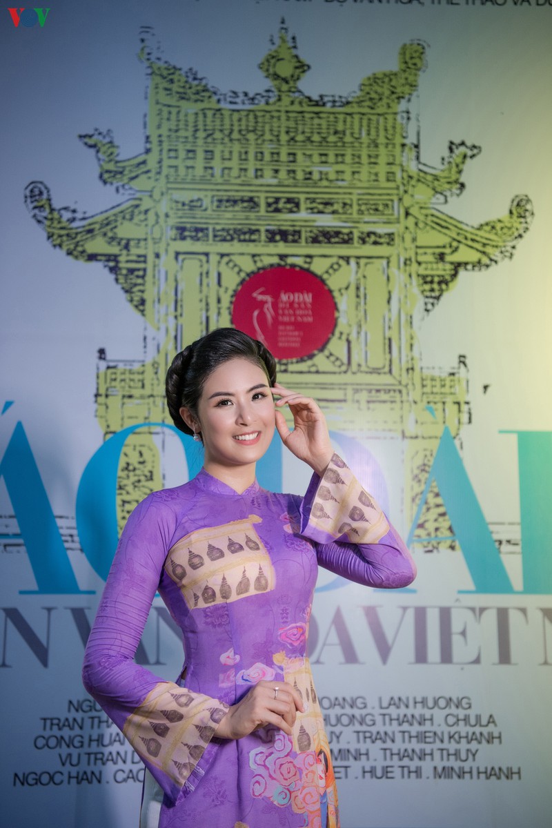 chong chua cuoi hiem hoi den ung ho ngoc han trinh dien ao dai hinh 2