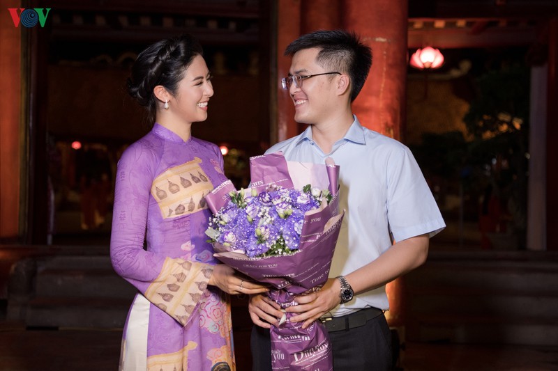 chong chua cuoi hiem hoi den ung ho ngoc han trinh dien ao dai hinh 11