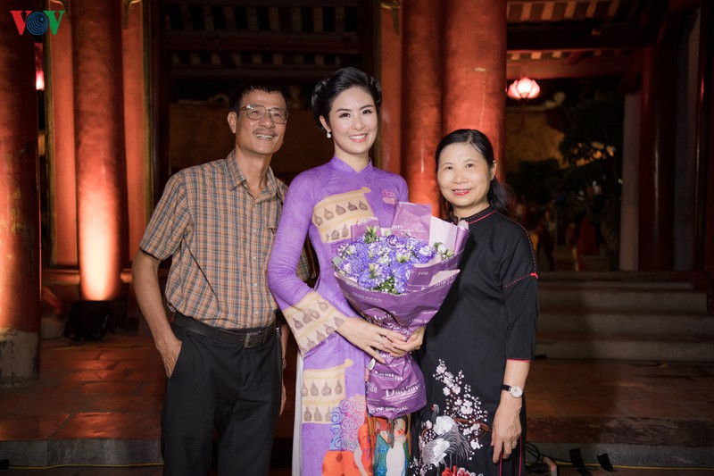 chong chua cuoi hiem hoi den ung ho ngoc han trinh dien ao dai hinh 10
