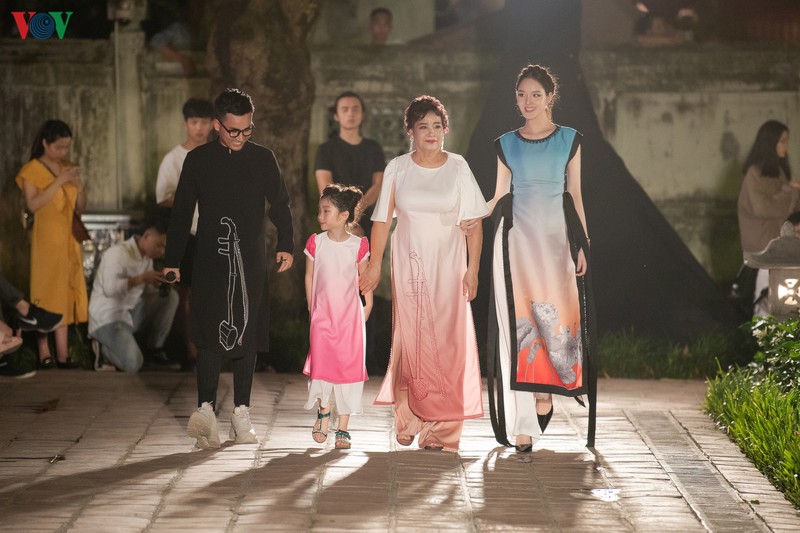 a hau hoang anh tai xuat san catwalk sau khi sinh con thu 2 hinh 6