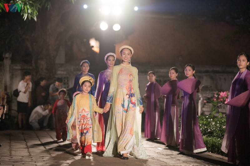 chong chua cuoi hiem hoi den ung ho ngoc han trinh dien ao dai hinh 6