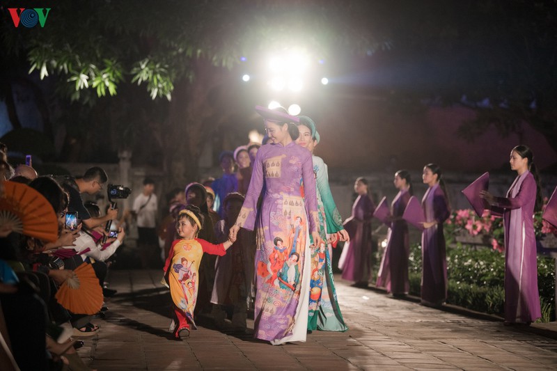 chong chua cuoi hiem hoi den ung ho ngoc han trinh dien ao dai hinh 7