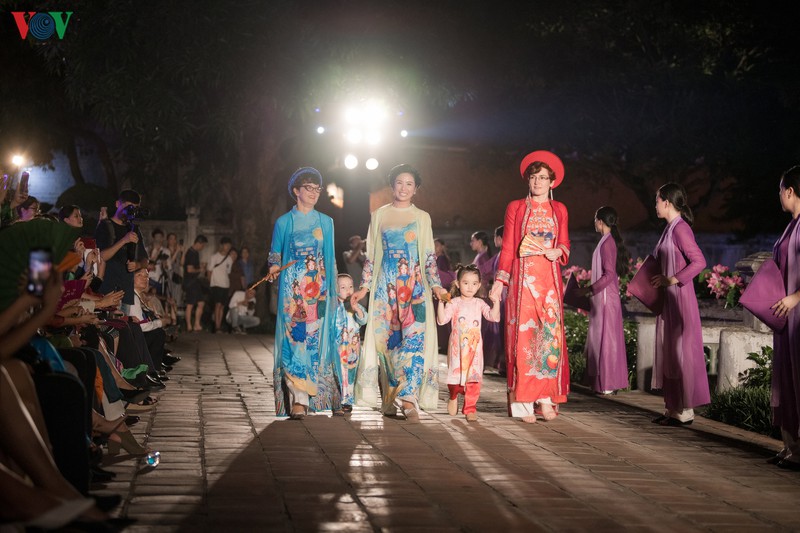 chong chua cuoi hiem hoi den ung ho ngoc han trinh dien ao dai hinh 5