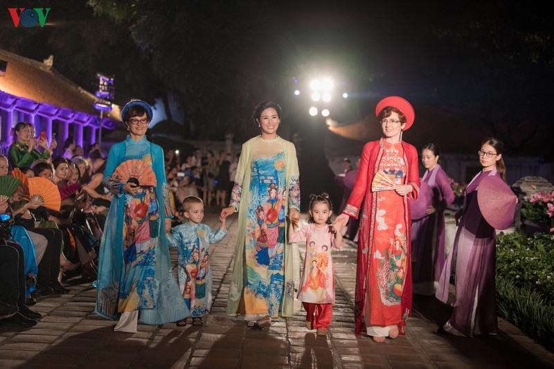 chong chua cuoi hiem hoi den ung ho ngoc han trinh dien ao dai hinh 8