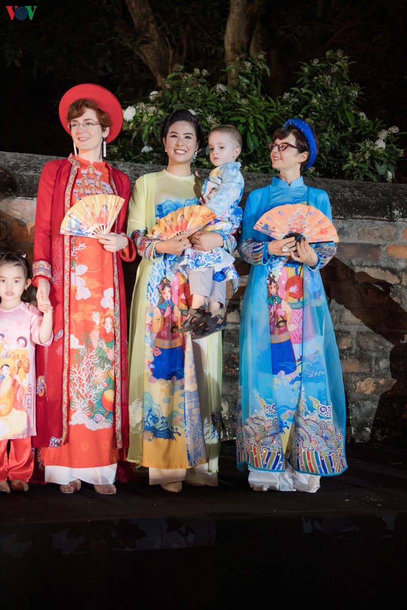 chong chua cuoi hiem hoi den ung ho ngoc han trinh dien ao dai hinh 9