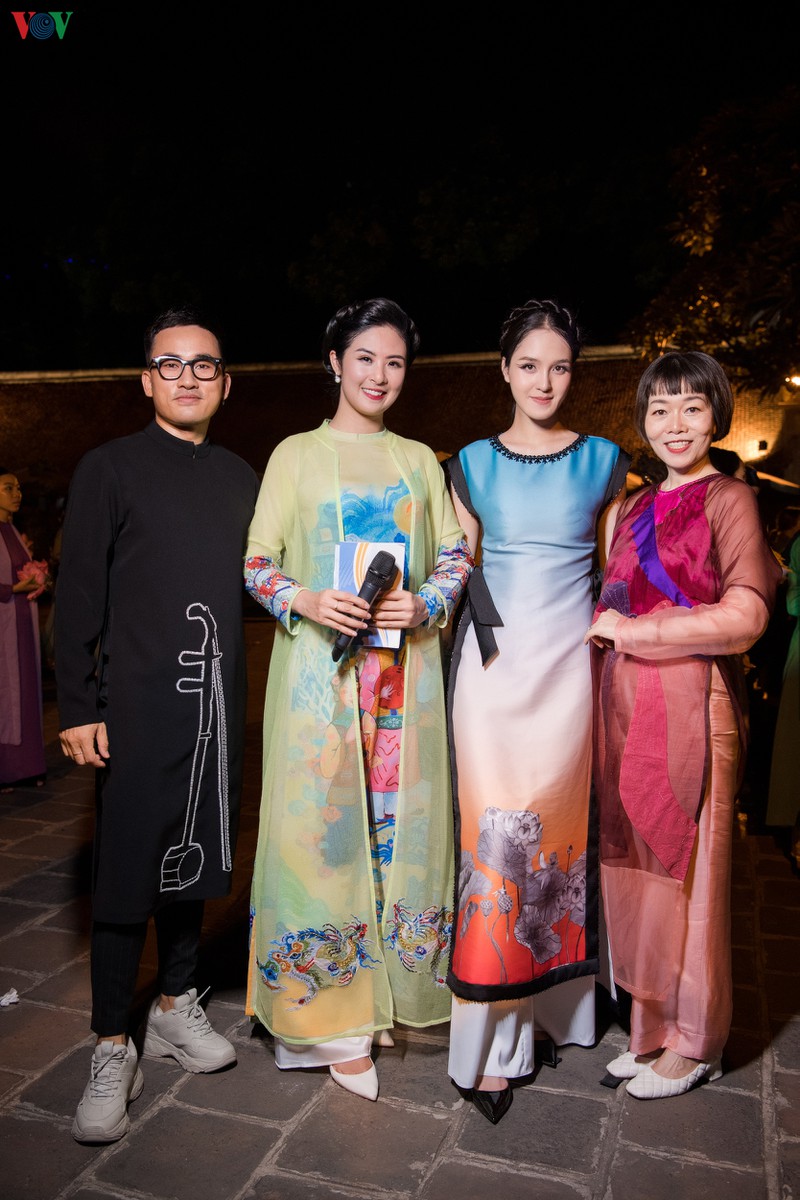a hau hoang anh tai xuat san catwalk sau khi sinh con thu 2 hinh 11