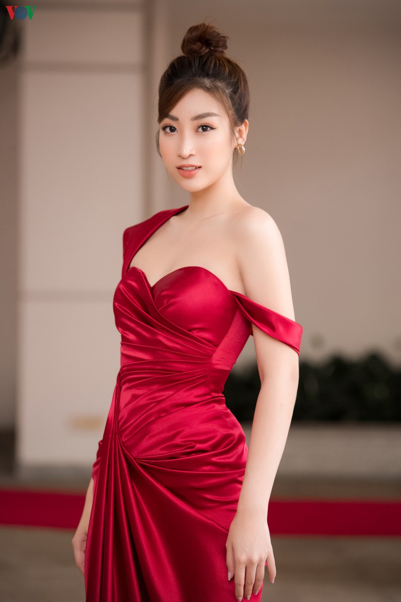 hoa hau do my linh goi cam voi dam lenh vai tu tin lam mc  hinh 3